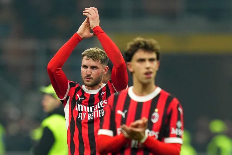 Gimenez saluta i tifosi dopo la partita