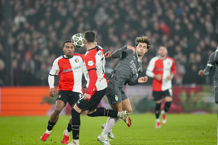 Joao Felix dribbla l'avversario