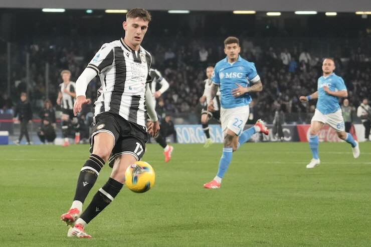 Lucca attaccante dell'Udinese controlla il pallone