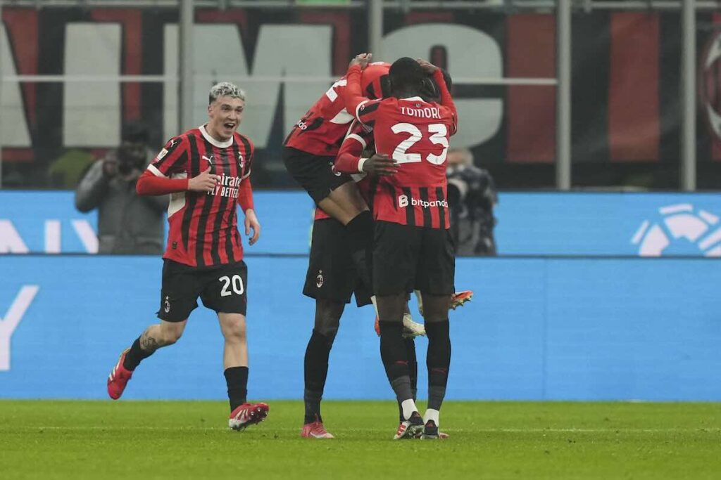 I giocatori del Milan esultano dopo un gol