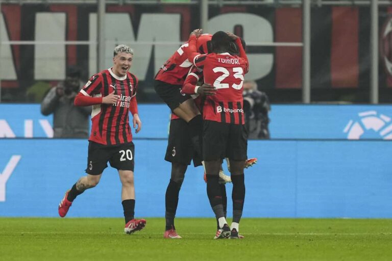 I giocatori del Milan esultano dopo un gol