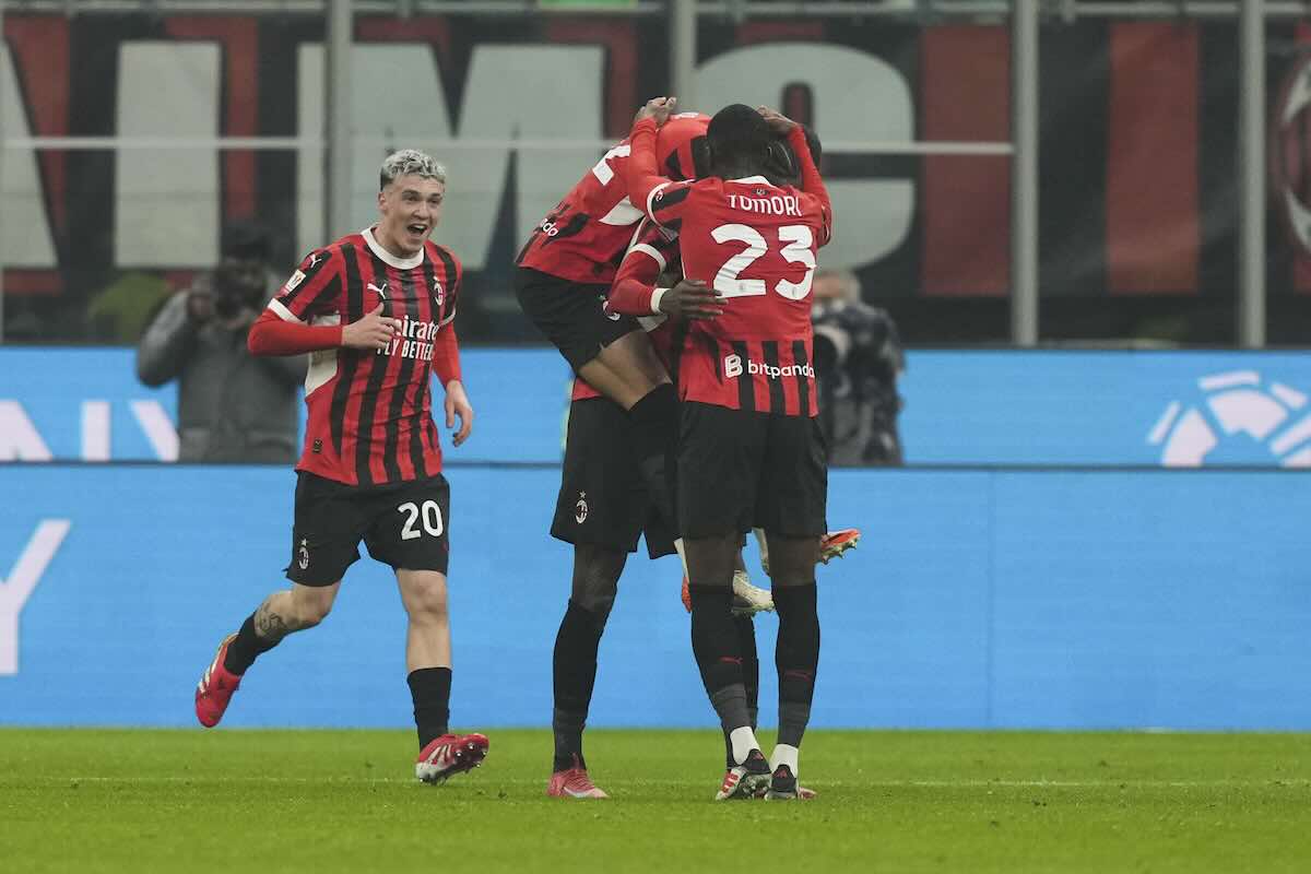 I giocatori del Milan esultano dopo un gol