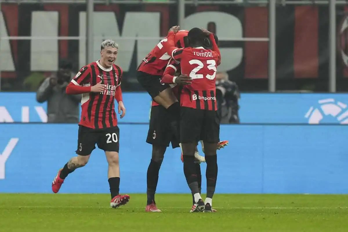 I giocatori del Milan esultano dopo un gol