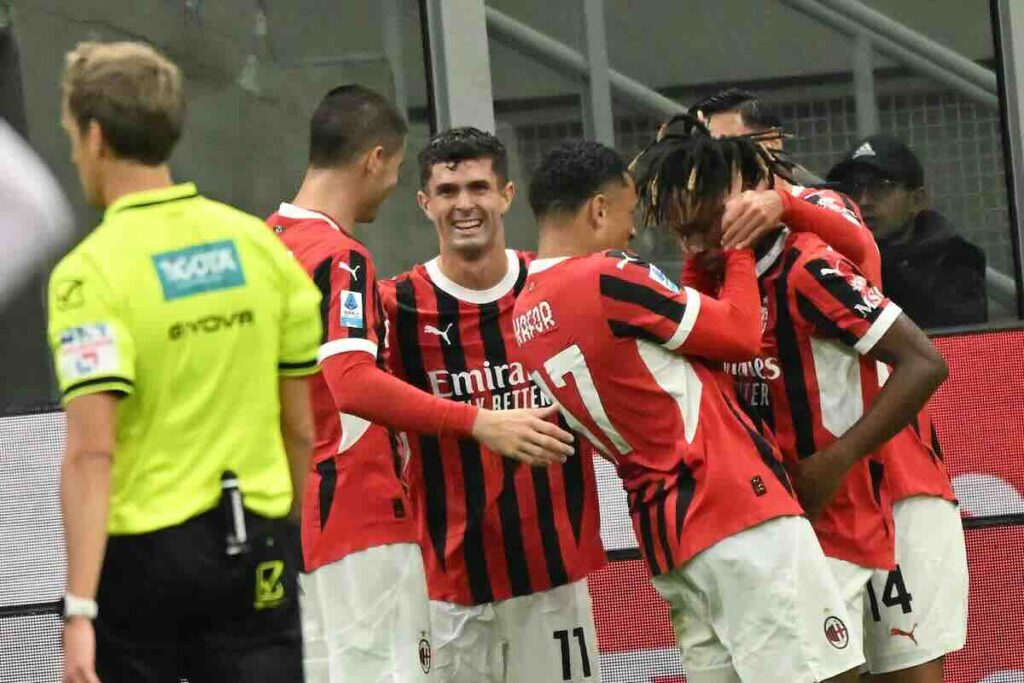 I giocatori del Milan esultano dopo un gol