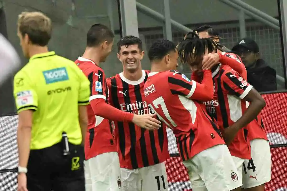 I giocatori del Milan esultano dopo un gol