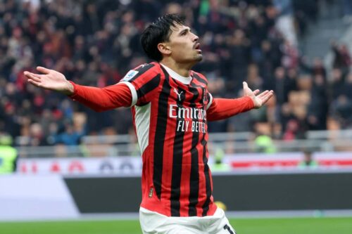 Reijnders centrocampista del Milan esulta dopo un gol