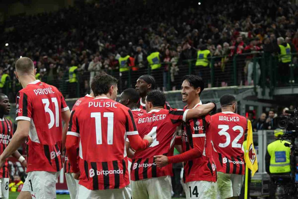 Reijnders esulta con la squadra