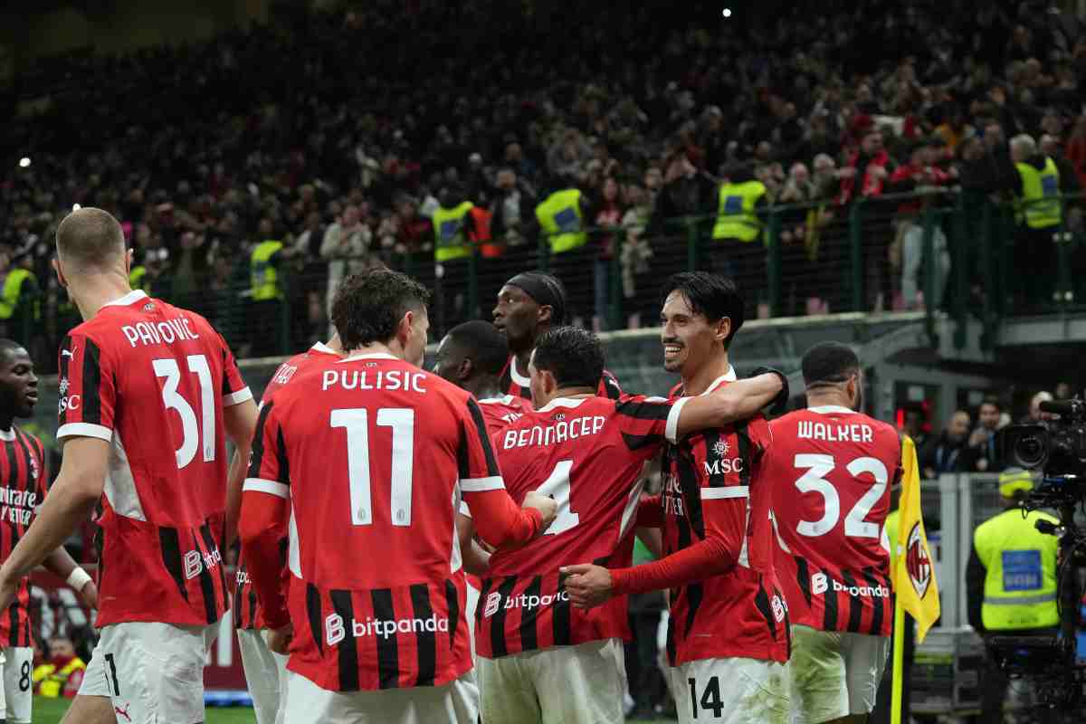 Reijnders esulta con la squadra