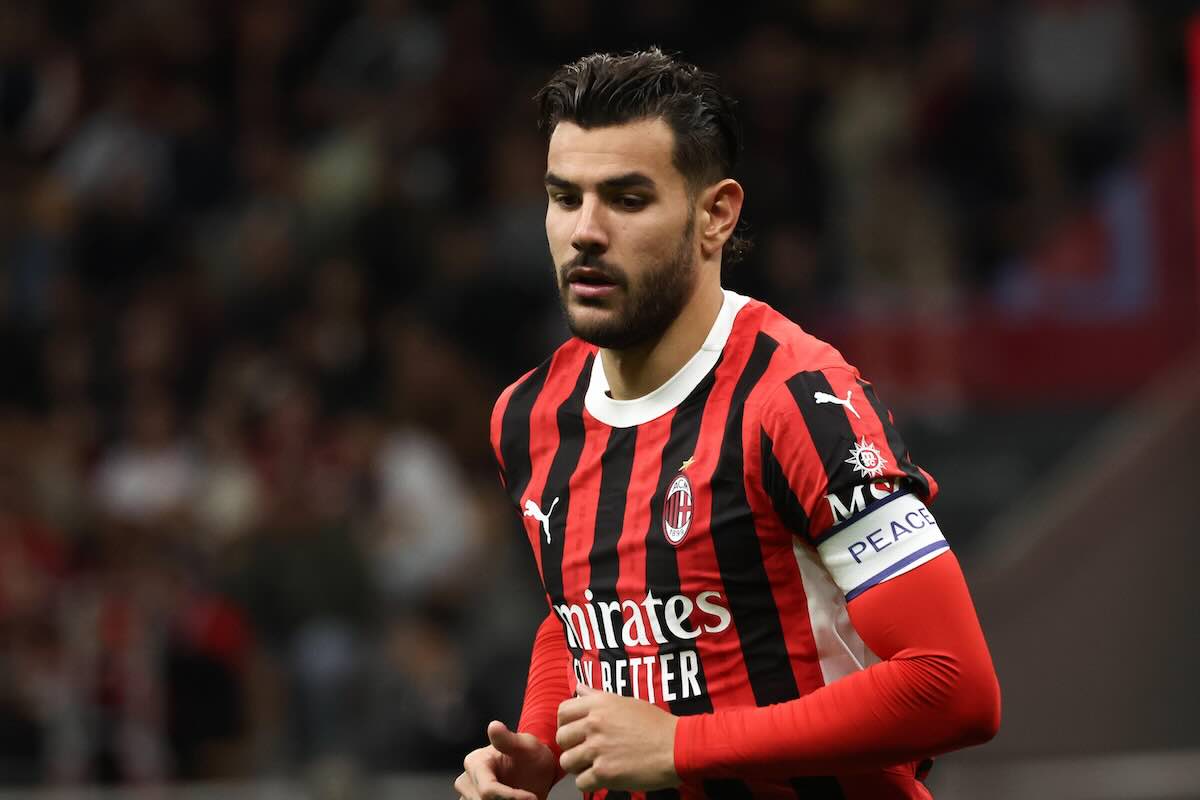 Theo Hernandez durante una partita con la maglia del Milan