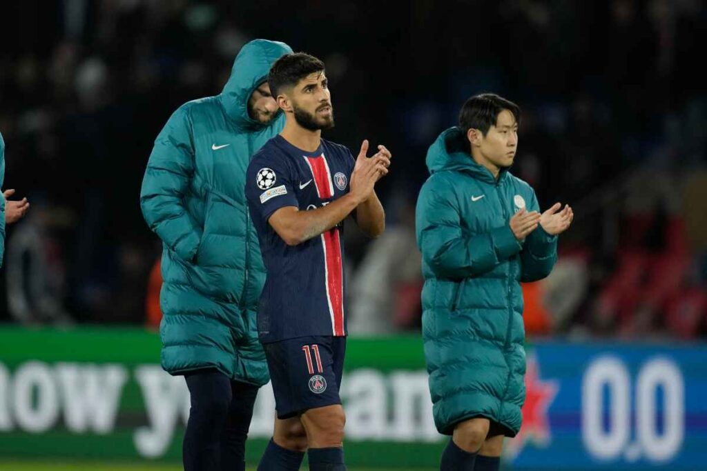 Asensio con i compagni del PSG