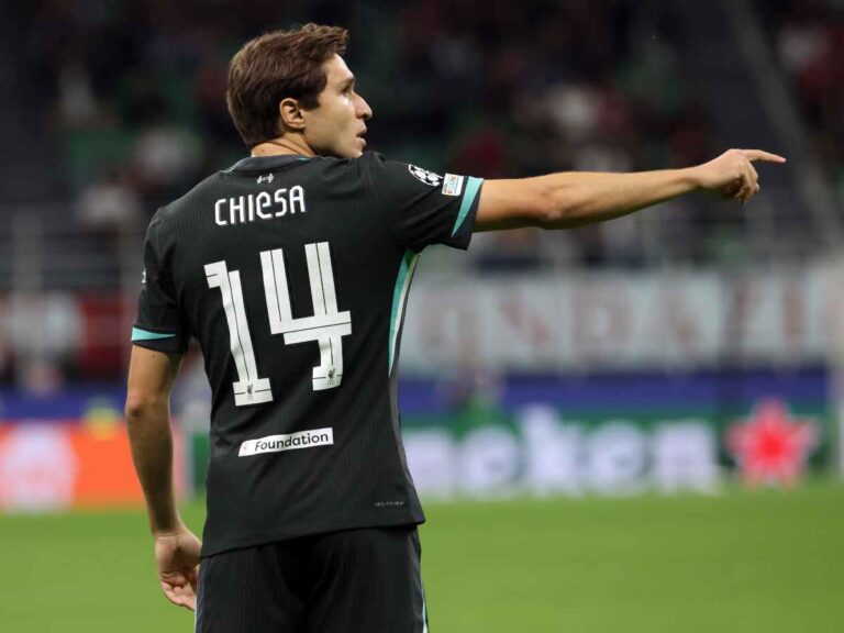 Federico Chiesa in campo con il Liverpool