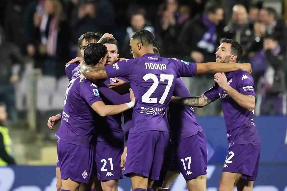 La Fiorentina esulta dopo una rete