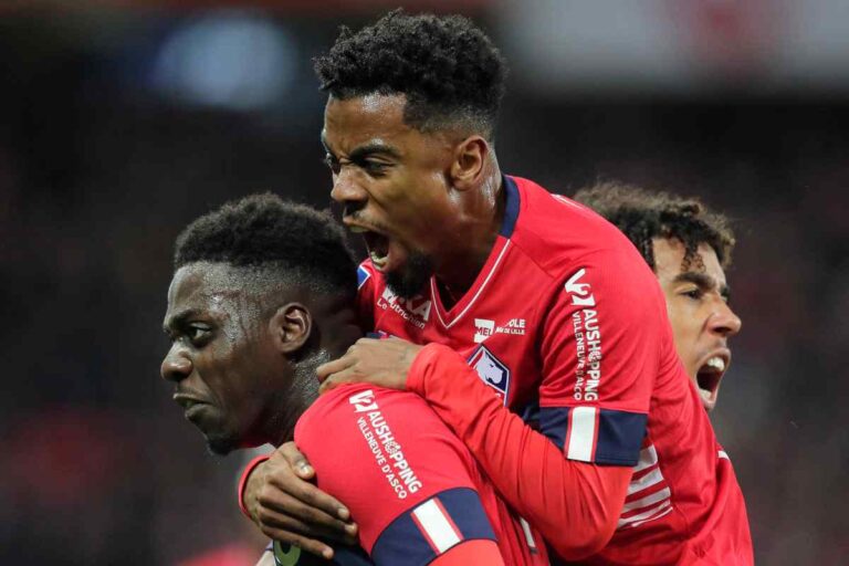 Gomes esulta con i compagni