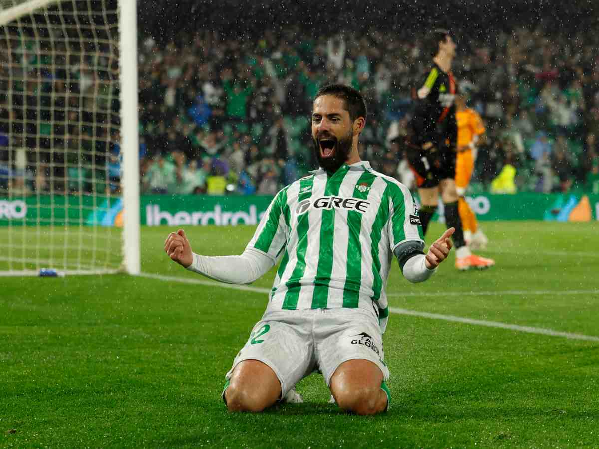 Isco esulta dopo un gol con il Betis