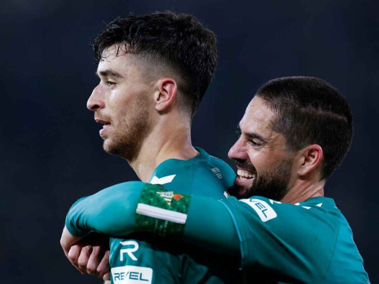 Isco esulta al Betis con un compagno