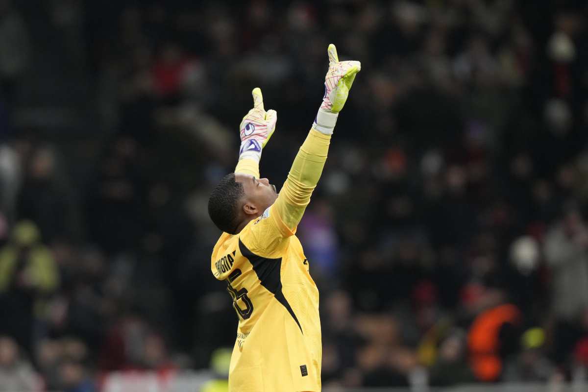 Maignan con braccia al cielo