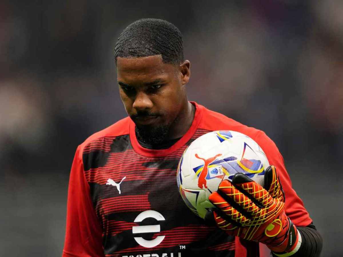 Mike Maignan con il pallone tra le mani