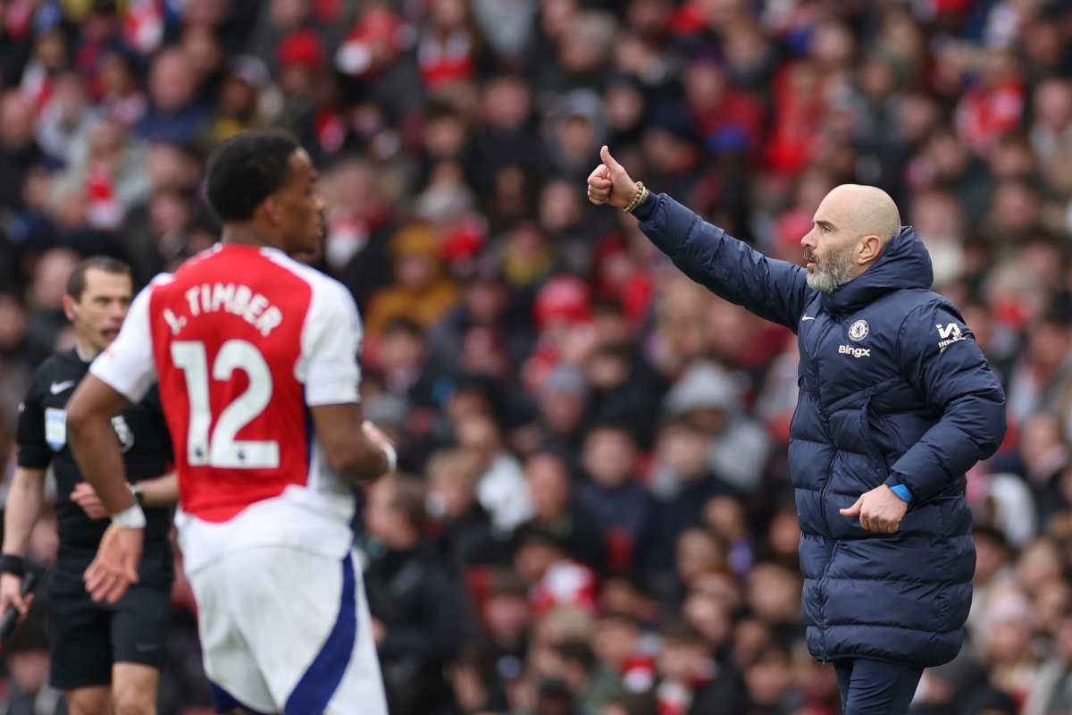 Maresca che dà indicazioni