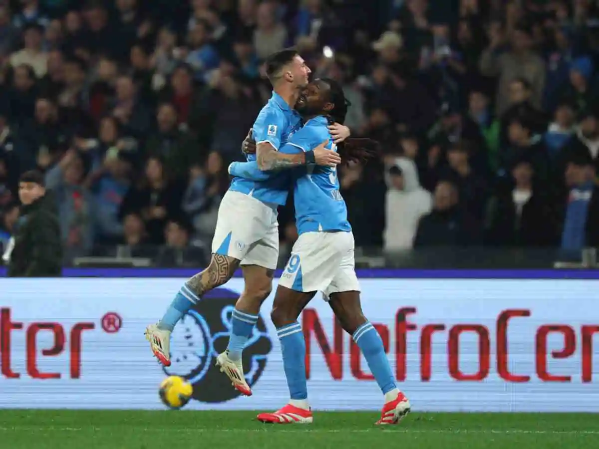 Politano e Anguissa si abbracciano