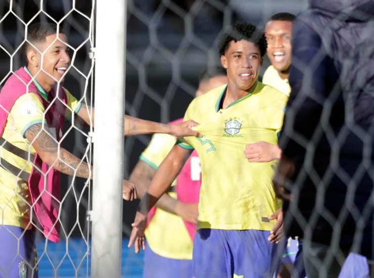 Santos esulta dopo una rete