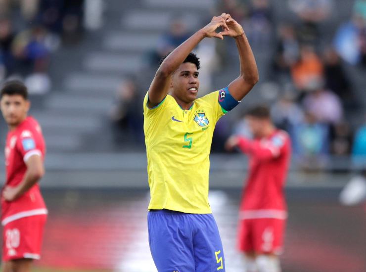 Santos esulta dopo un gol