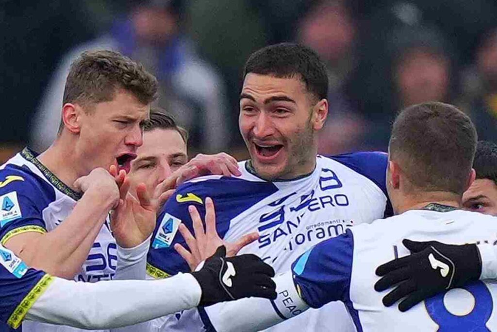 Giocatori del Verona che esultano