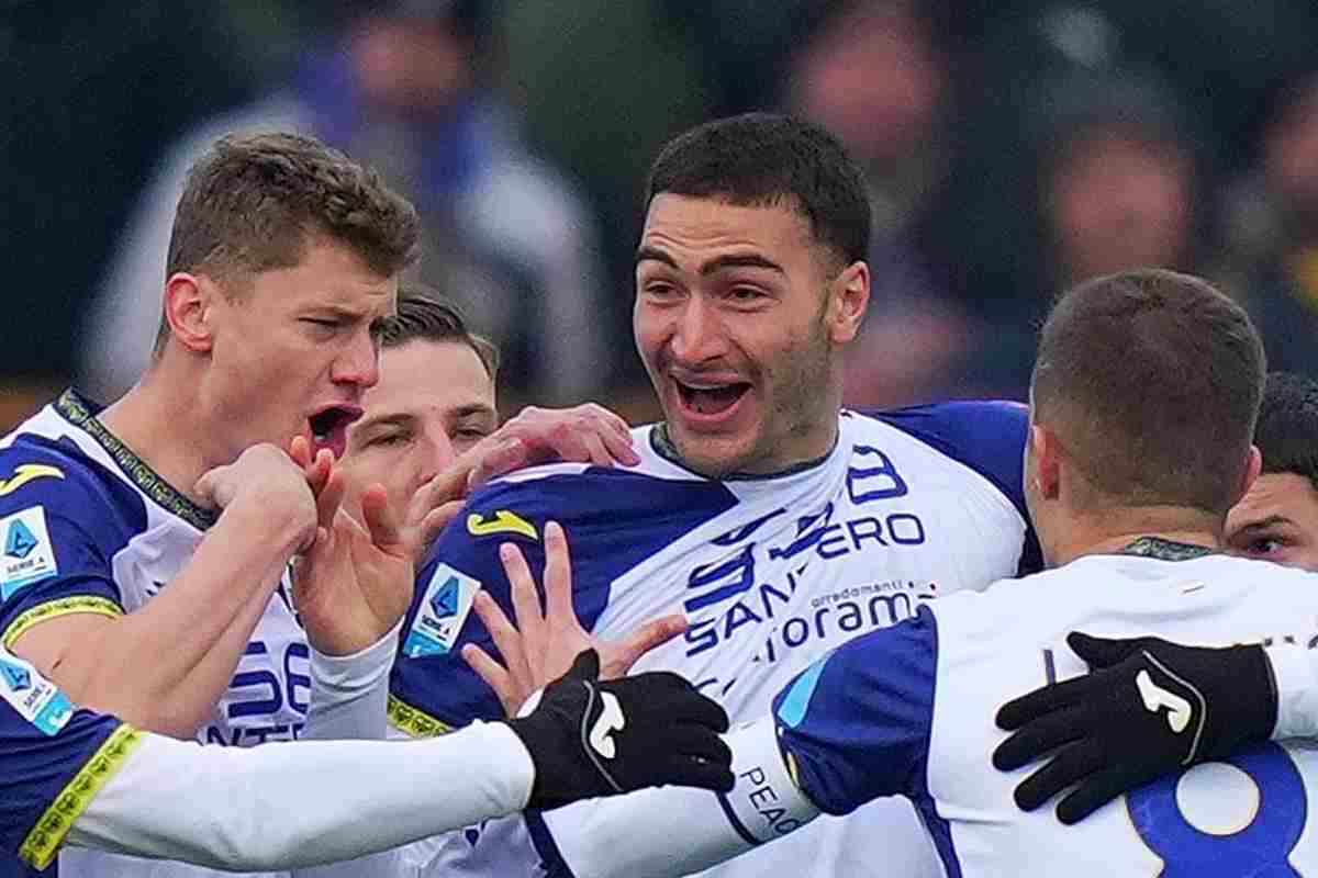 Giocatori del Verona che esultano