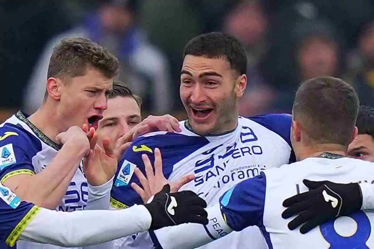 Giocatori del Verona che esultano