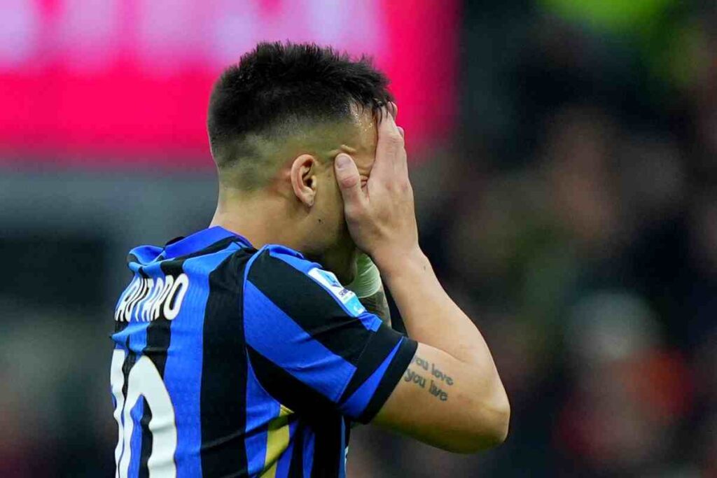 Lautaro con le mani in faccia