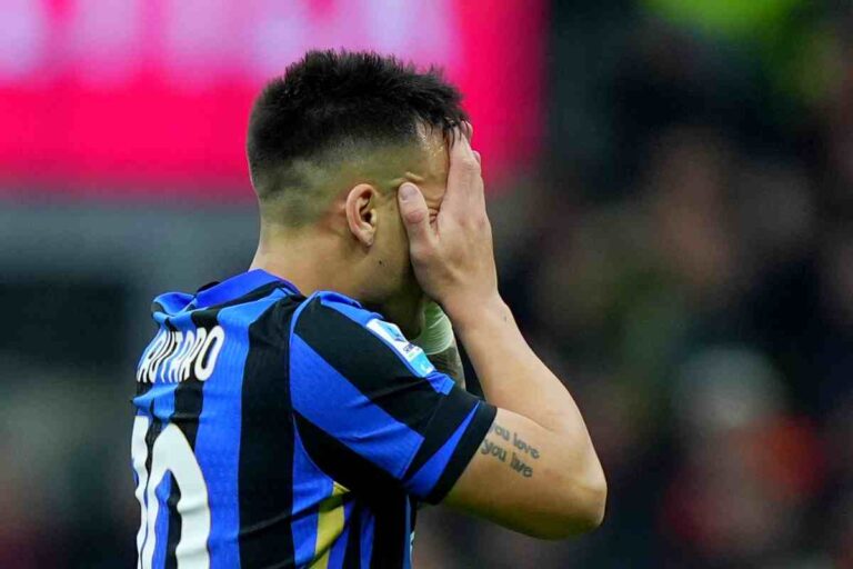 Lautaro con le mani in faccia