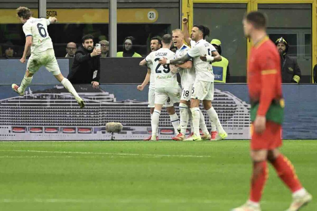 I giocatori della Lazio esultano dopo un gol