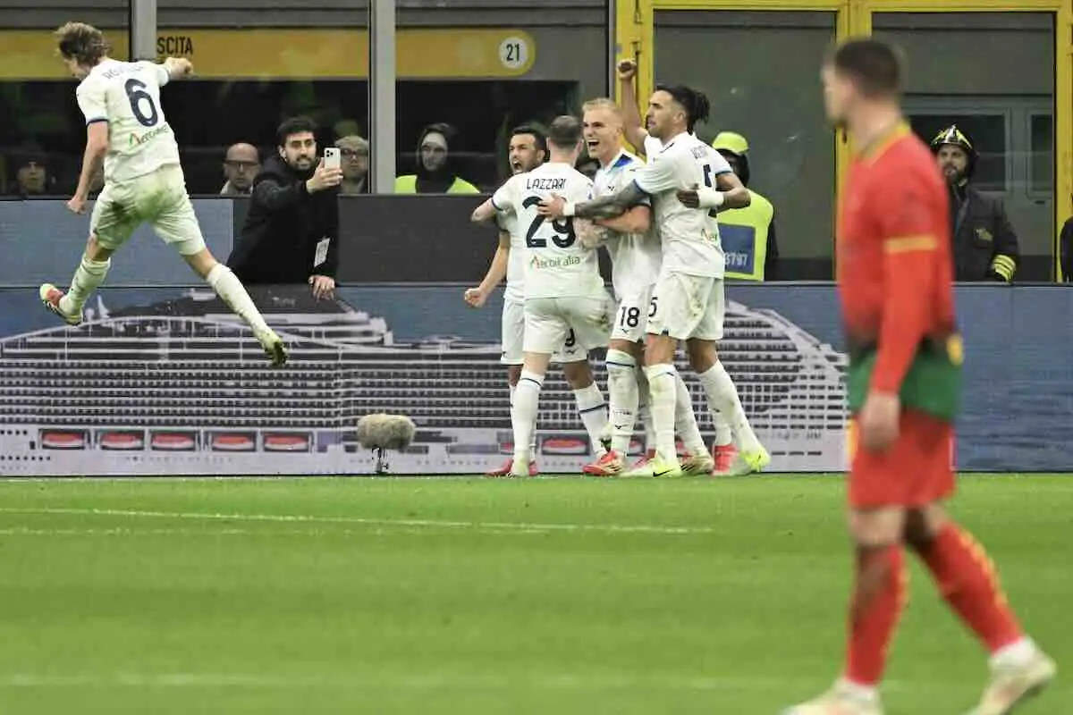 I giocatori della Lazio esultano dopo un gol