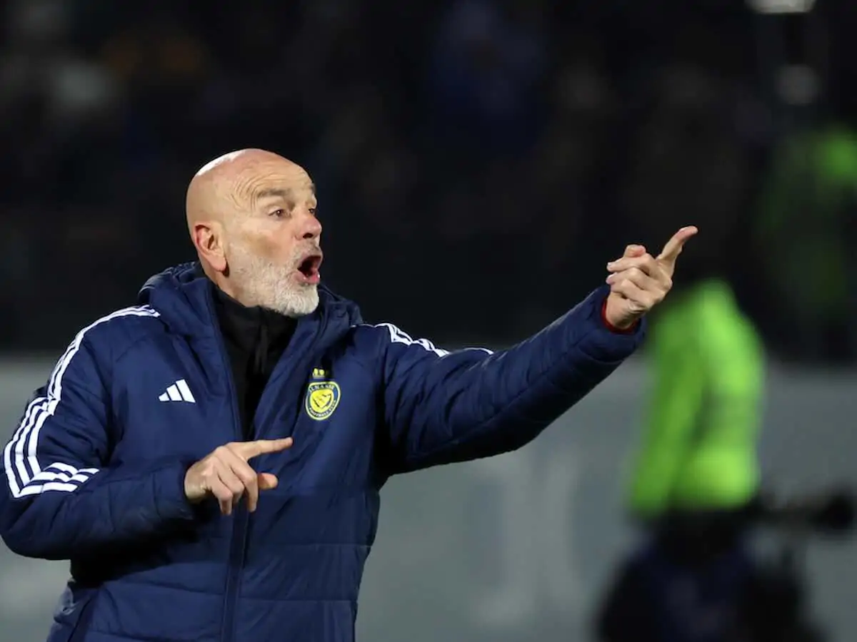 Pioli dà indicazioni dalla panchina