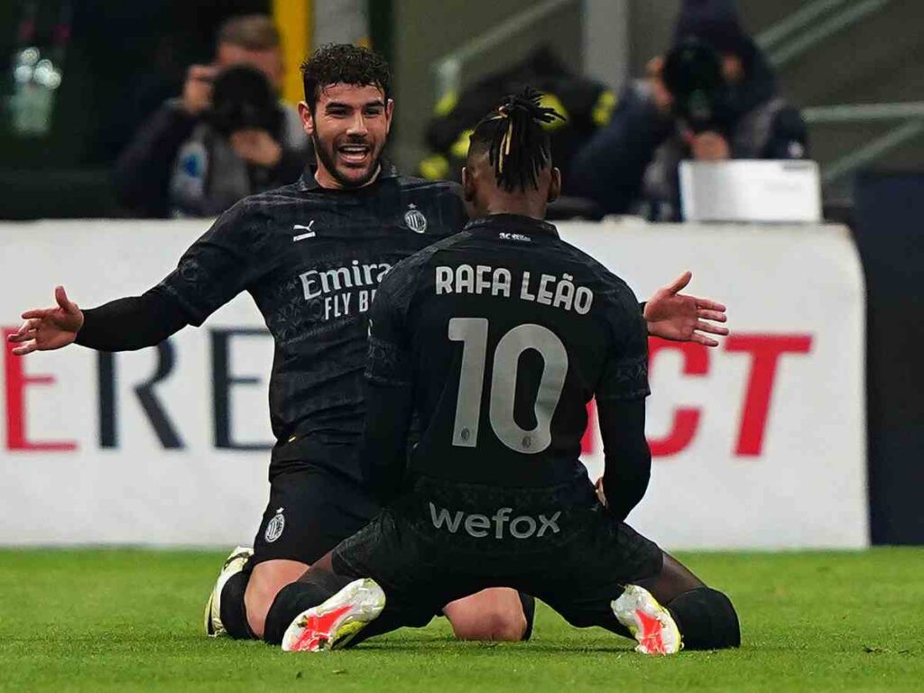 Theo e Leao esultano in partita