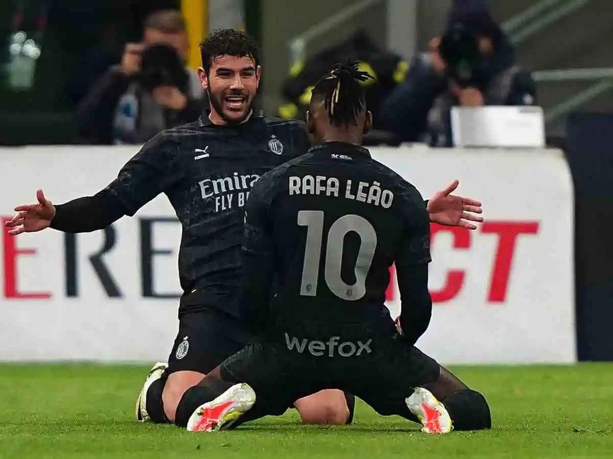 Theo e Leao esultano in partita