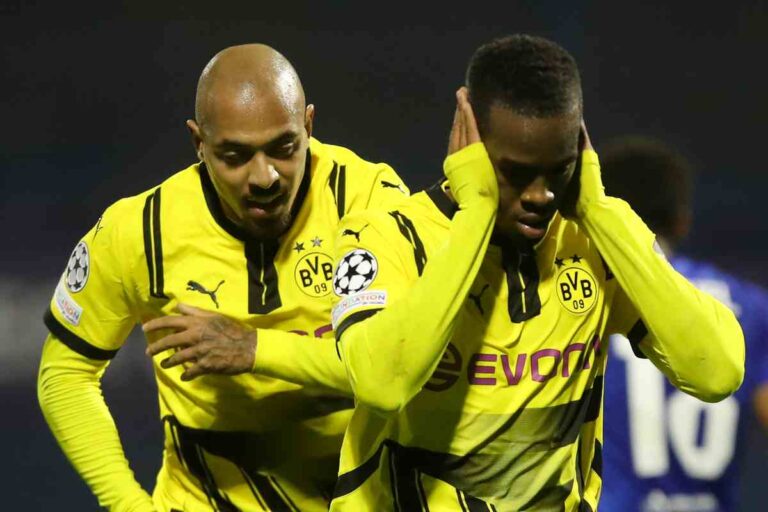 Bynoe-Gittens del Borussia Dortmund esulta