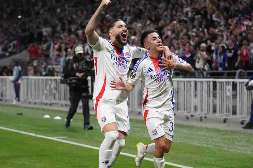 Cherki esulta con un compagno