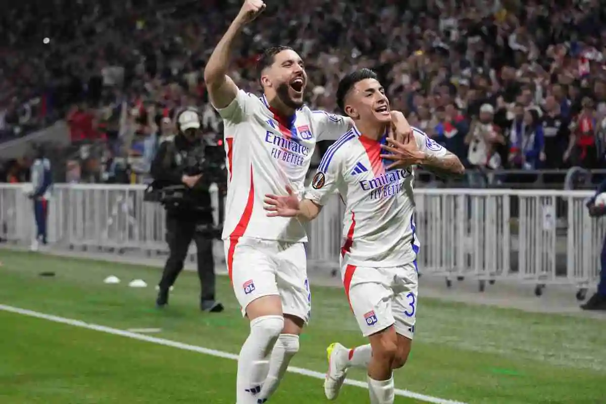 Cherki esulta con un compagno