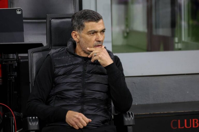 Sergio Conceicao pensieroso in panchina