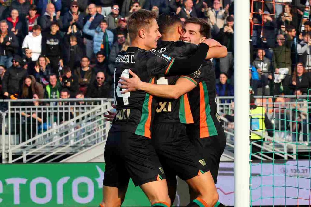 Nicolussi Caviglia esulta con i compagni