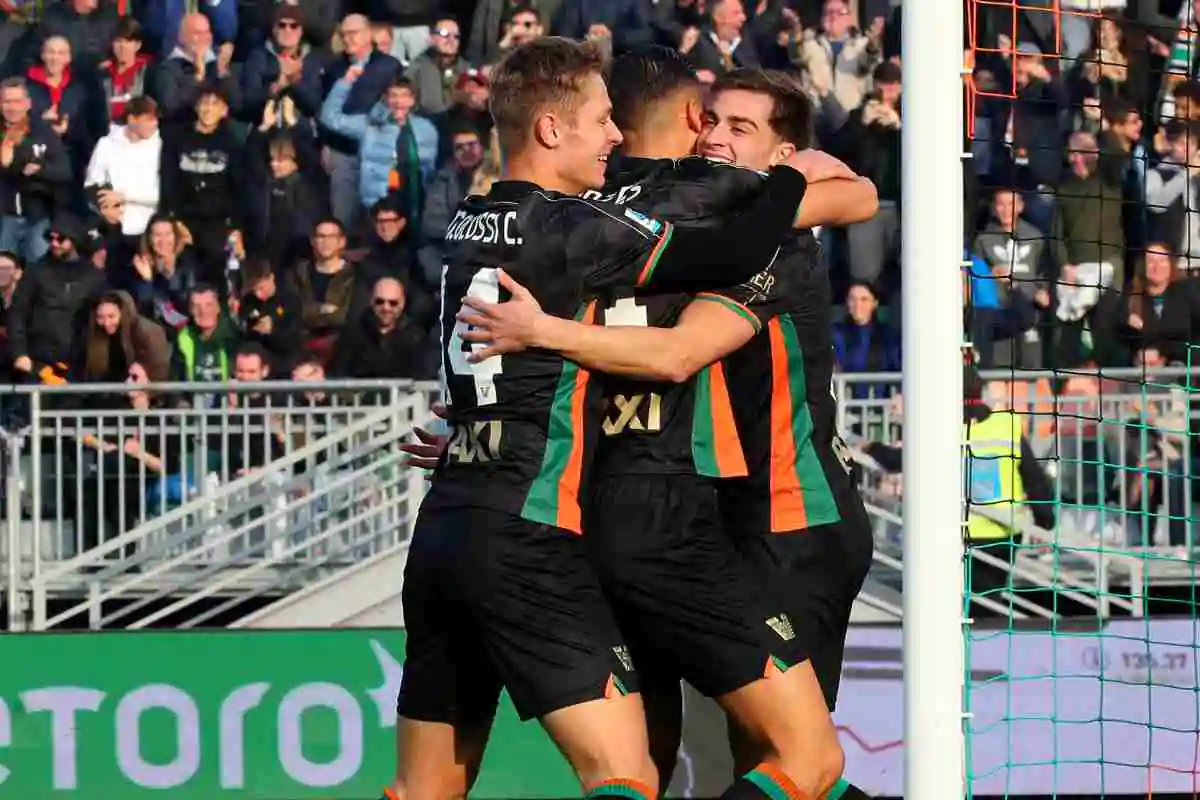 Nicolussi Caviglia esulta con i compagni