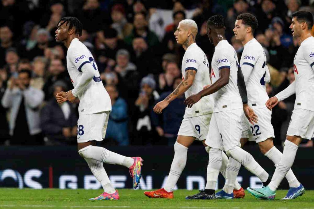 Udogie esulta con i compagni