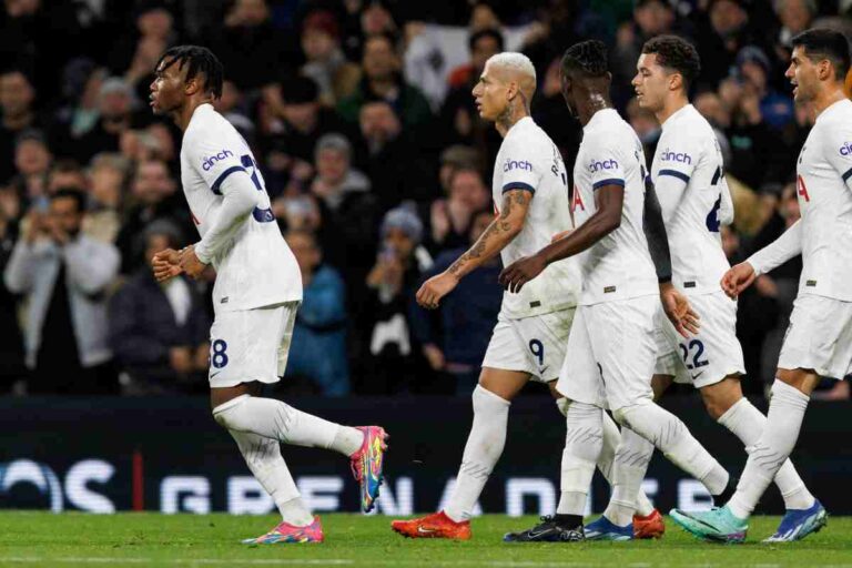 Udogie esulta con i compagni