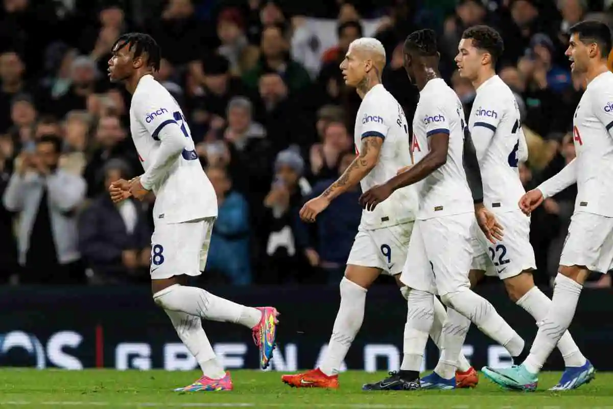 Udogie esulta con i compagni