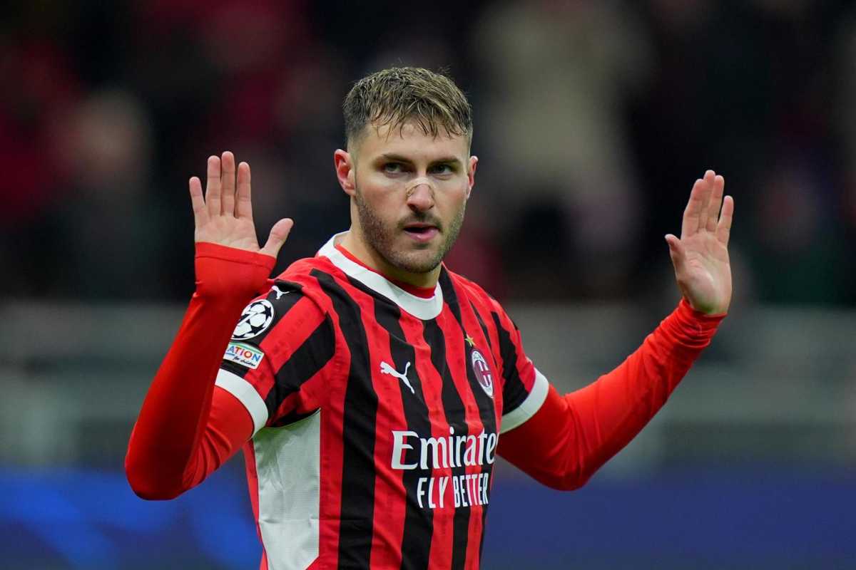Santiago Gimenez con la maglia del Milan