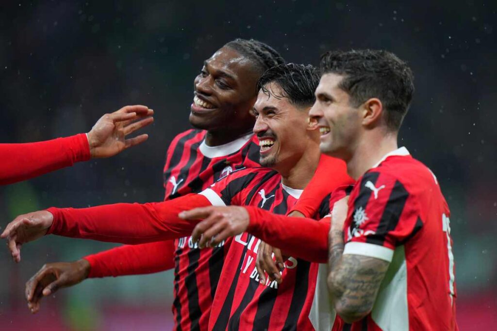 Reijnders esulta con la squadra