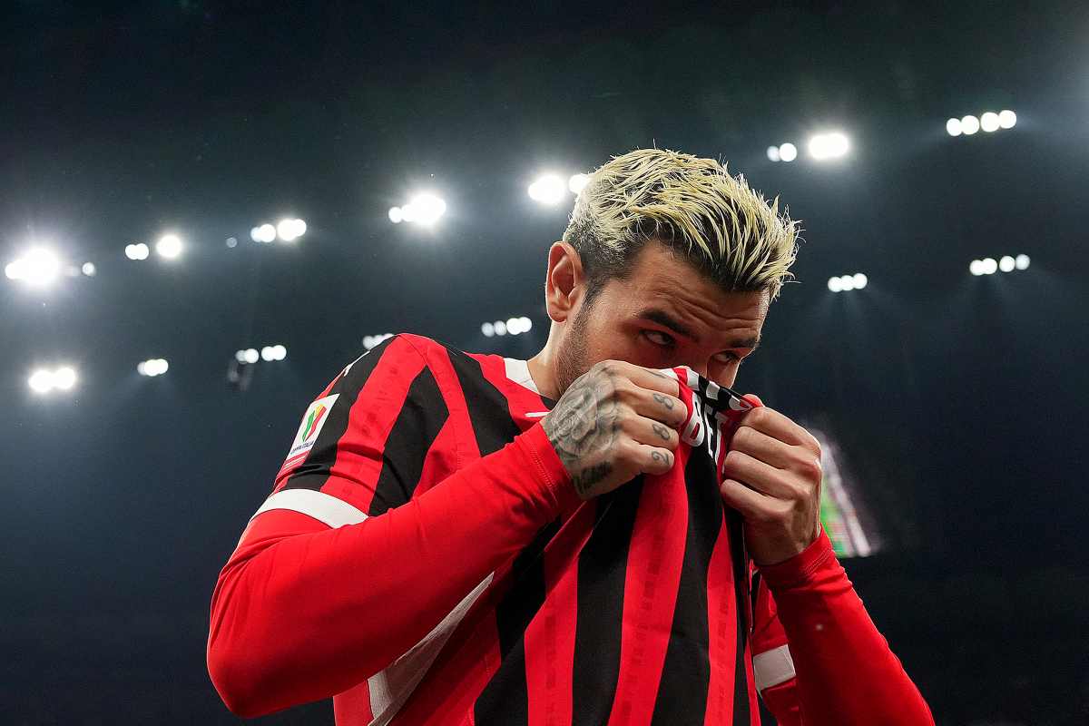 Theo Hernandez con la maglia in faccia