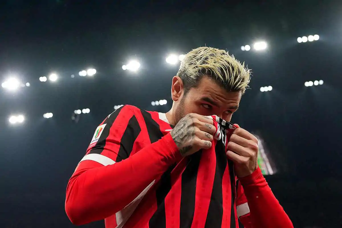 Theo Hernandez con la maglia in faccia