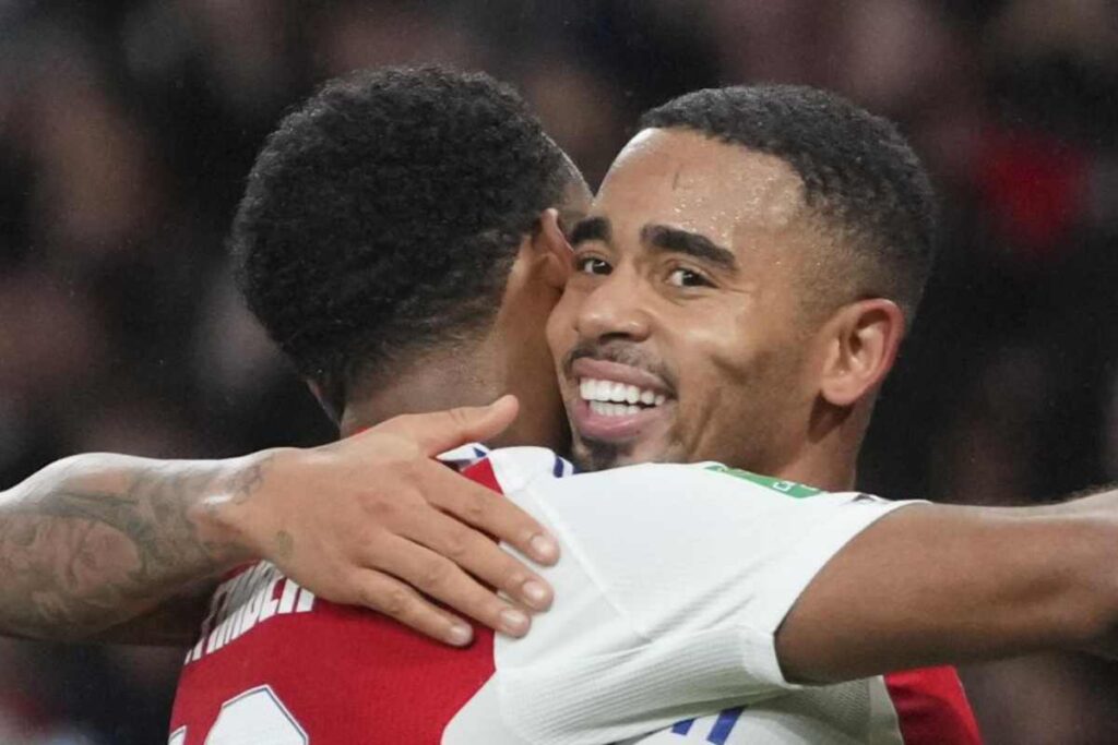 Gabriel Jesus abbraccia un compagno dell'Arsenal