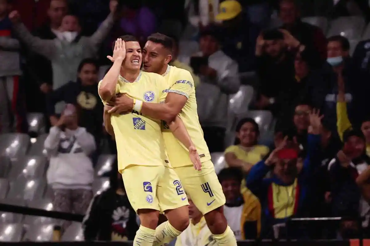 Caceres esulta con un compagno